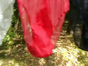 Ela geme e grita enq ...