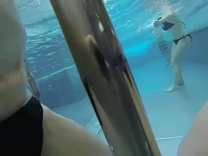 Vê esta miúda sexy a ...