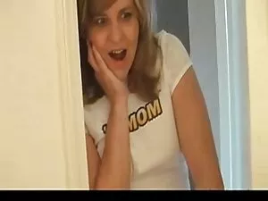 Uma miúda alegre com ...